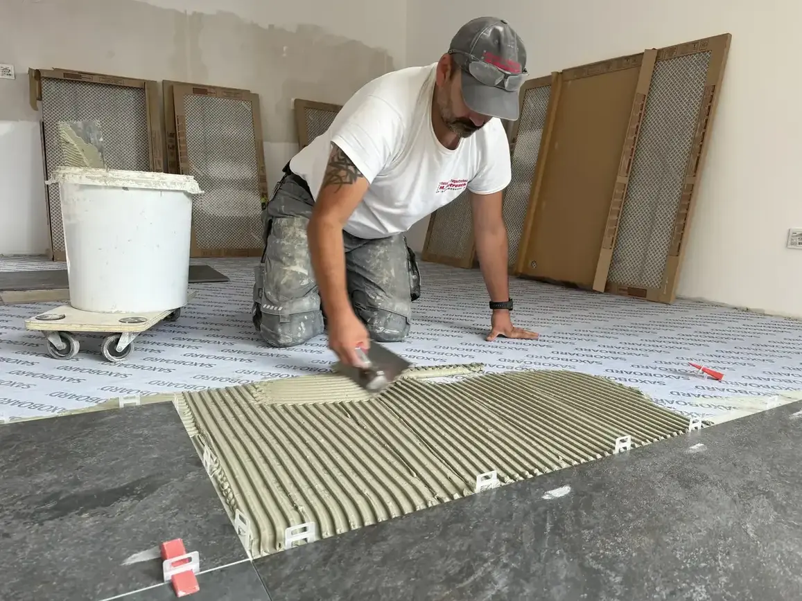 Fliesenleger Michael Pietrasch bei der Arbeit